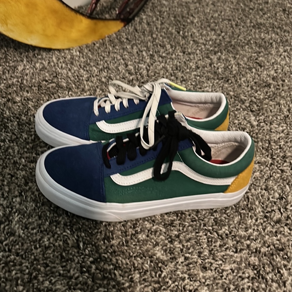 Colorful vans - Picture 3 of 4